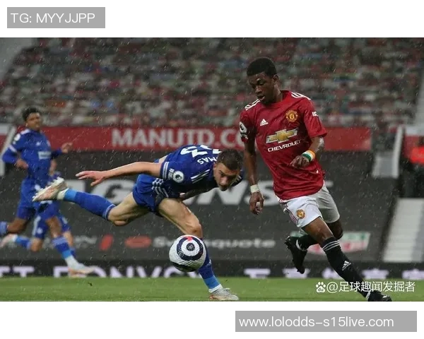 友谊赛激战：里昂绝杀曼联引发争议判罚全场沸腾